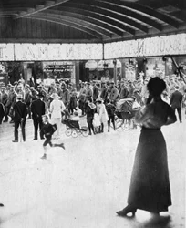 Gefangen von einer Armee, die weder klein noch verachtenswert ist: deutsche Gefangene, aus The Illustrated War News, 12. Juli 1916